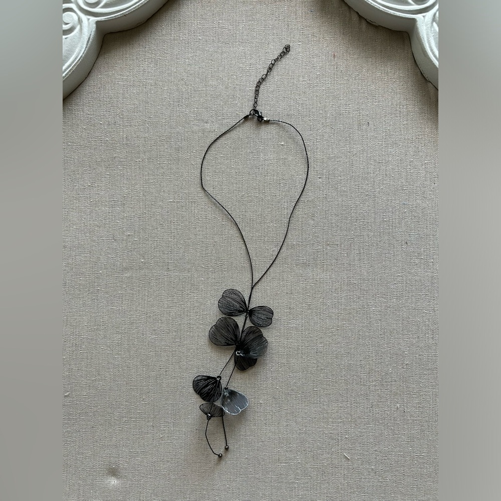 NWOT Black Leaf Y Collar Necklace - Picture 2 of 6